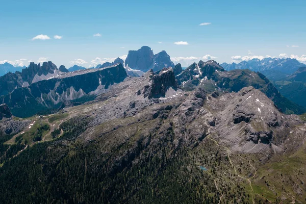 Montaña rocosa estéril con glaciares en los Alpes Dolomitas italianos en —  Fotos de Stock