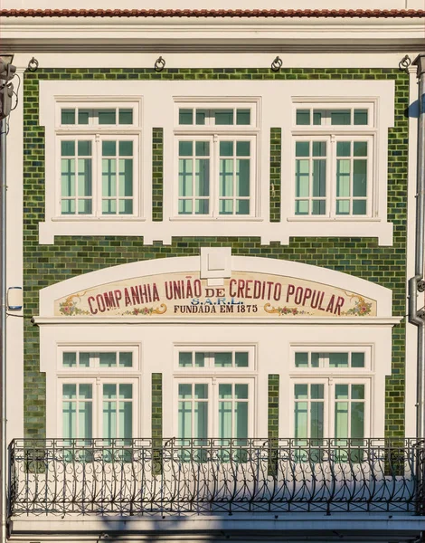 Typická Portugalská architektura: Dlaždice Azulejos fasády s Windo — Stock fotografie