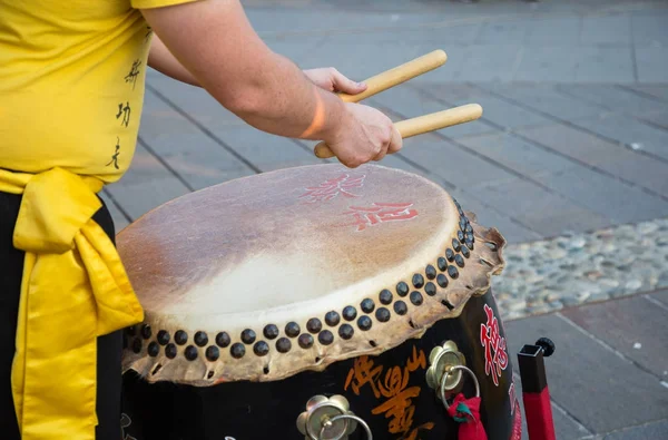 Espectáculo tradicional japonés con actuación de baterista — Foto de Stock