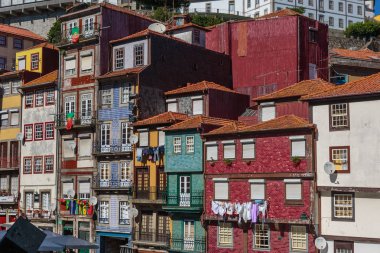 Tipik renkli Portekiz mimari: Azulejos cephe w Döşe