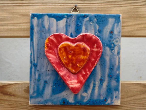 Corazón colorido en forma de recuerdo de cerámica —  Fotos de Stock