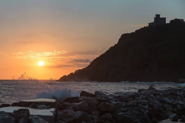 Τραχύ και κυματώδης θάλασσα, κύματα, βράχια στο ηλιοβασίλεμα — Φωτογραφία Αρχείου