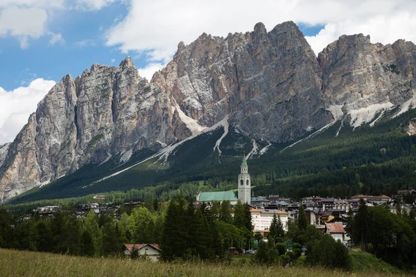 이탈리아 Dolomites 알프스에서 산 능선 나무와 전형적인 Hous — 무료 스톡 포토