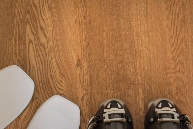 Beyaz Kayak ve Copyspa ile rustik ahşap masa üstünde siyah Kayak çizme