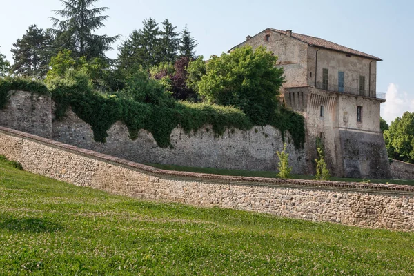 Antigua muralla medieval con plantas trepadoras y casa en Italia St — Foto de stock gratis