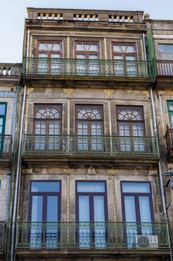 Tipik antika Portekizce Mimarlık: Eski Wi gri cephe