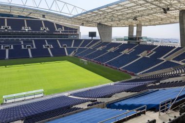 Oporto, Portekiz - Temmuz 2016: mavi Seatings, yeşil saha, Galeri ve cam banklar Emp içinde