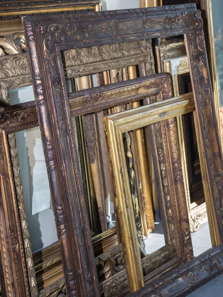 堆叠的黄金木复古框架, 室内 — 图库照片