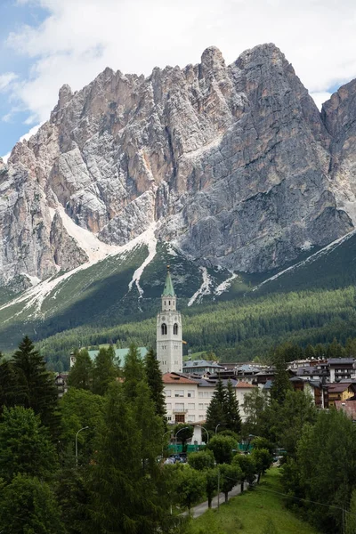 Bergsryggen i italienska Dolomiterna Alperna, träd och typiska Hous — Gratis stockfoto