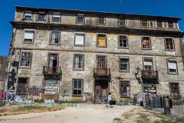 Oporto, portugal - juli 2016: antike portugiesische architektur: zerstörte fassade in oporto — Stockfoto