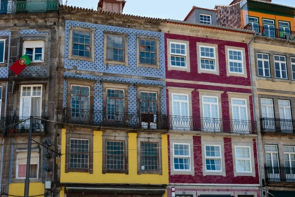 Typowo portugalską zabudową kolorowe: Płytki Azulejos elewacji w — Zdjęcie stockowe