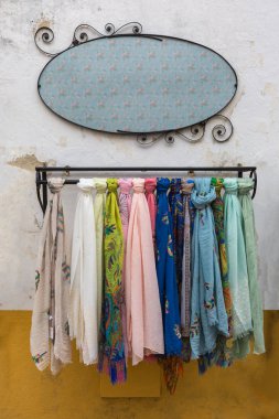 Demir askı bir dükkanda üzerinde renkli eşarplar