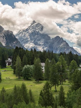 Dağ sırtı İtalyan Dolomites Alpleri'nde ağaçlar ve tipik Hous