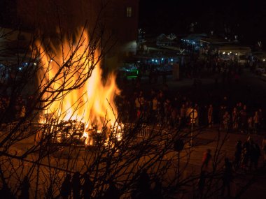 Büyük ahşap kamp ateşi yüksek alev gece