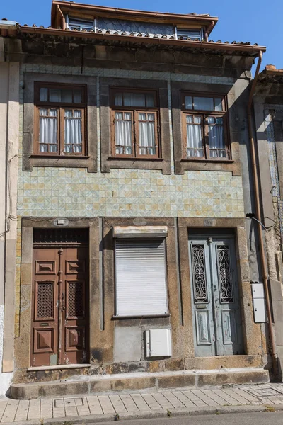 Typické barevné Portugalská architektura: Dlaždice Azulejos fasádní w — Stock fotografie