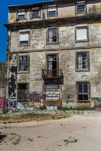 Arquitetura Portuguesa Antiga: Uma Fachada de Edifício Destruída — Fotografia de Stock