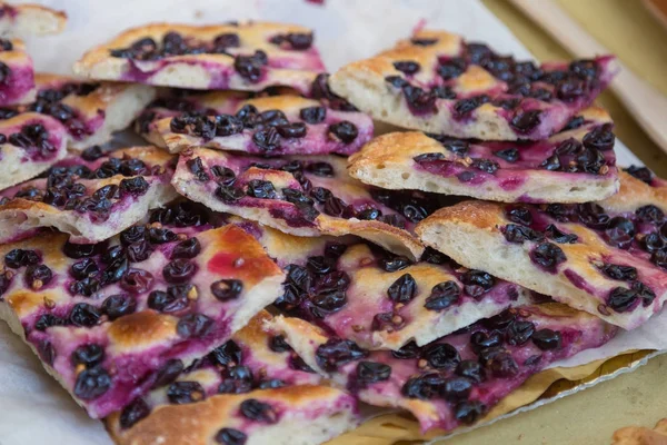 Tranches de pain plat italien minces avec raisins secs — Photo