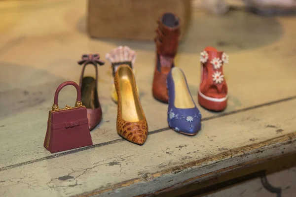 Miniatura de zapatos de mujer de tacón alto colorido y bolso — Foto de Stock