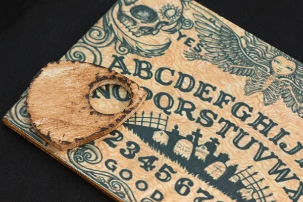 Tablero de madera Ouija: Comunicación con los espíritus, Tema de la religión . — Foto de Stock