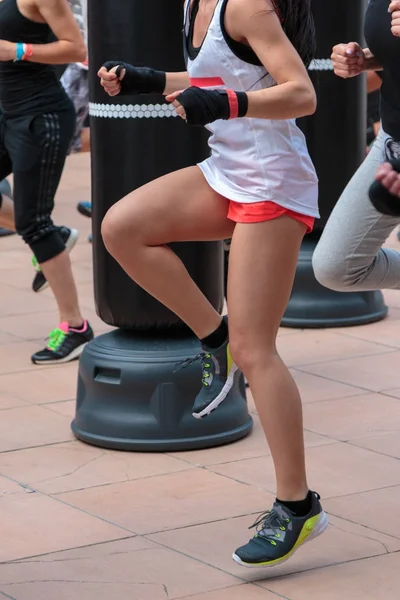 Parma, Itálie - září 2016: mladá dívka s kraťasy a bílé tílko: Fitness box Workou — Stock fotografie