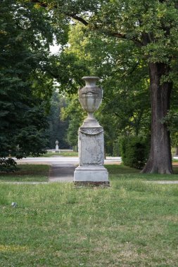 Antik dekoratif vazo içinde Park içinde taş