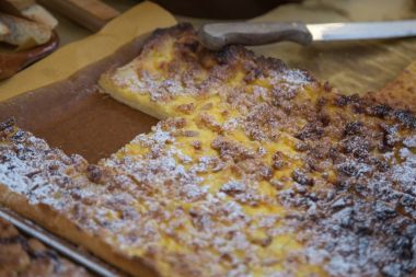 İnce kek krem ve çam fıstığı