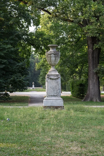 Антикварная декоративная ваза в Стоуне в парке — стоковое фото