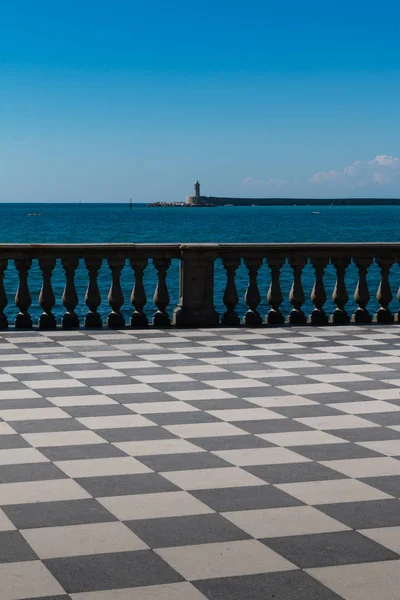 La terrasse Mascagni de Livourne et le phare blanc en arrière-plan , — Photo