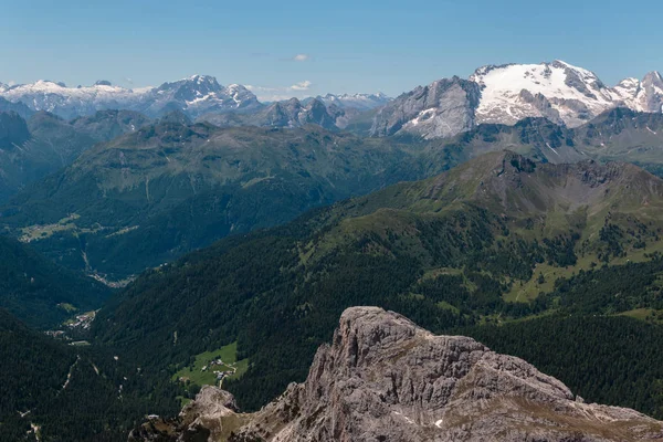 Montaña Ridge con gran piedra entre las montañas estériles en los Alpes Dolomitas italianos en el horario de verano — Foto de stock gratuita