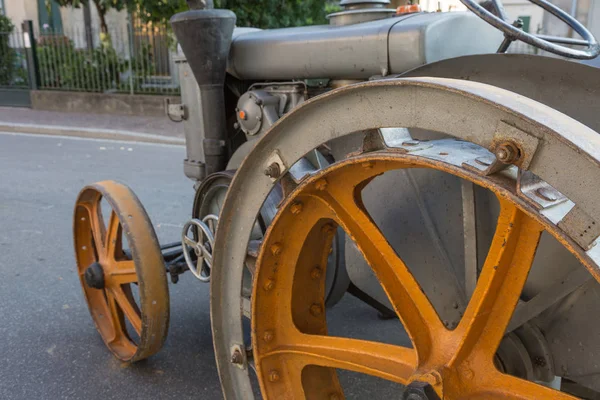Parma, Italië-september 2016: detail van vintage landbouw trekker met geel metallic wiel — Stockfoto