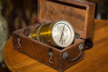 Bir tablo üzerinde ahşap kutu içinde antika Altın Pusula