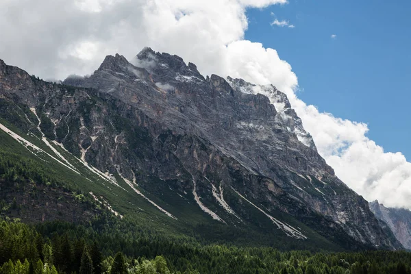 Mountain Ridge en italiano Dolomitas Alpes en horario de verano — Foto de stock gratis