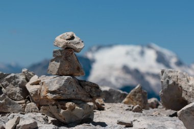 Yaz saati ve taşlar İtalyan Dolomites Alpleri'nde dağ sırtı bir birbirlerine üzerine yığılmış
