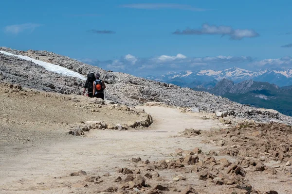 Backpackers Berjalan di Jalan Batu antara Pegunungan Barren di Italia Dolomites Alps di Musim Panas Waktu — Stok Foto
