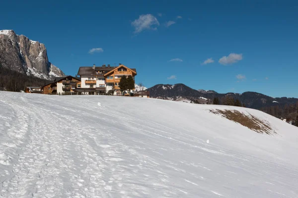 Cabaña de Montaña y Pista de Esquí Paisaje en Día Soleado — Foto de Stock