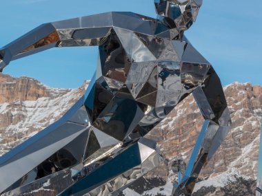 Kayakçı heykeli, heykeller aynalar ve arka planda İtalyan Dolomites Alpler ile gümüş