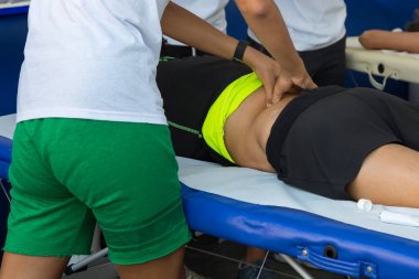 Fitness etkinlik sonra atletin sırt masajı: sağlıklı yaşam ve Spor