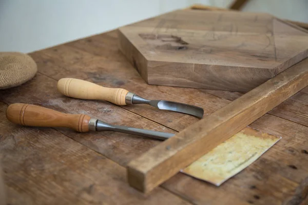Herramientas de marquetería para tallador en tablón de madera — Foto de Stock