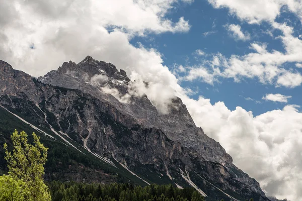 Гірський хребет в італійських Доломітових Альп Альпах в літній час — стокове фото