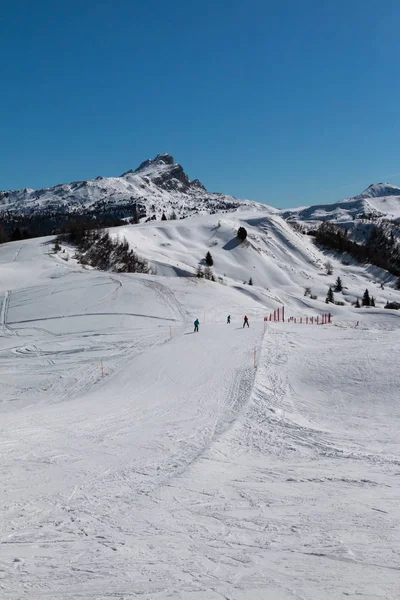 Montagnes avec neige en Europe : Dolomites Alpes sommets pour les sports d'hiver — Photo