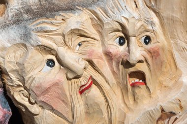 Ahşap ağaç heykel: Yakın çekim yüz oyulmuş ağaçtan, el yapımı