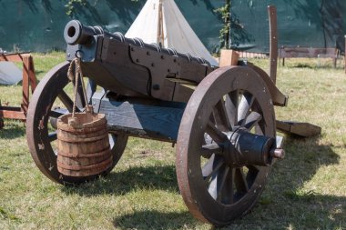 Tahta tekerlek üzerinde antik Ortaçağ metalik savaş topu