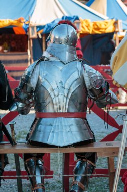 Knight gümüş sandalyede oturan kask ile