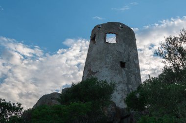 Sarina Sahili 'nde Italya 'da Saracen Kulesi