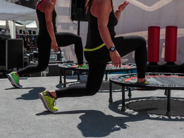 Mini trambolin egzersiz: Sınıf spor salonunda Fitness egzersiz yaparak kız