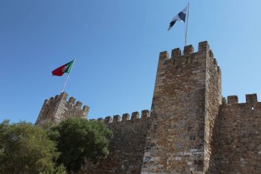 Sao Jorge Kalesi: dış duvar ve Lizbon ve Portekizce Fla