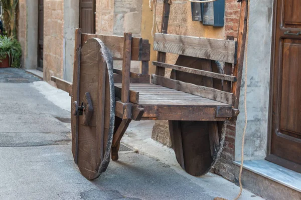 Carro de madera antigua con gran rueda en la calle —  Fotos de Stock