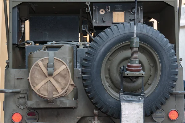 Bakifrån av militära fordon för radiokommunikation från andra världskriget — Stockfoto