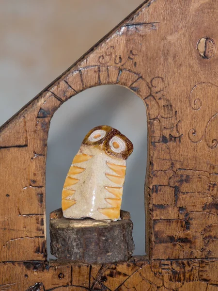 Figura búho de madera colorido hecho a mano, decoración casera —  Fotos de Stock