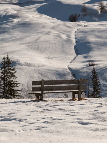 Banc en bois parmi la neige fraîche en hiver Journée ensoleillée dans les Dolomites italiennes — Photo